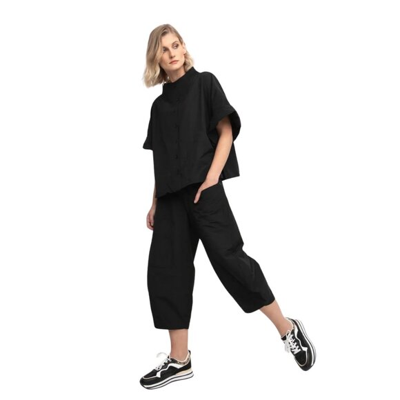 Ozai N Ku Barrel Leg Pants, Black Flat Front Elastic Back Waist Size Medium NWT - Picture 1 of 9